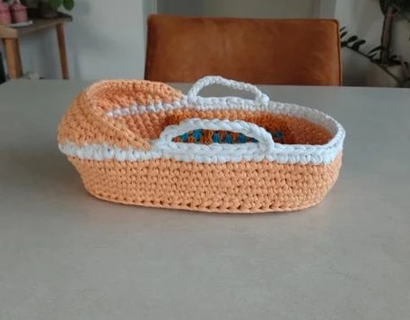 Panier à riz fait main avec couverture pour poupée tricotée – photo 3